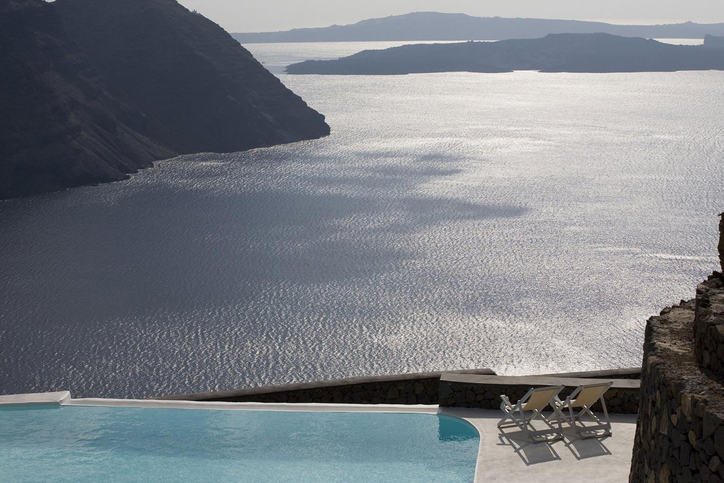 Une vue extraordinaire sur la mer Méditareene depuis la terrasse de l'hôtel Aenaon villas à Santorin en Grèce