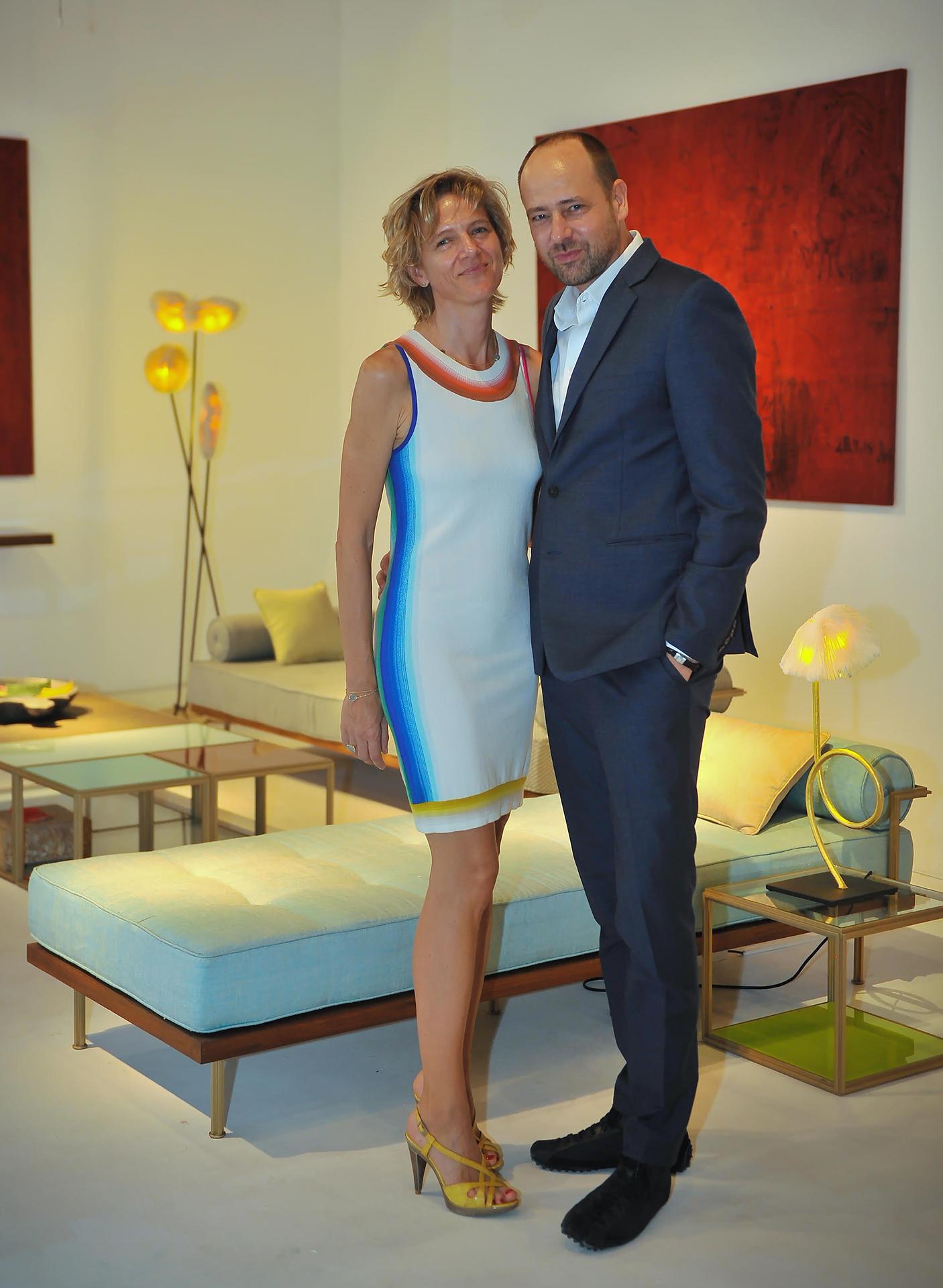 Pieter Compernol et Stephanie Grusenmeyer. Les fondateurs de P. Tendercool. Bangkok, Thaïlande posent devant un daybed dessiné en collaboration avec Jérôme Barrier, designer à Vertou-Nantes