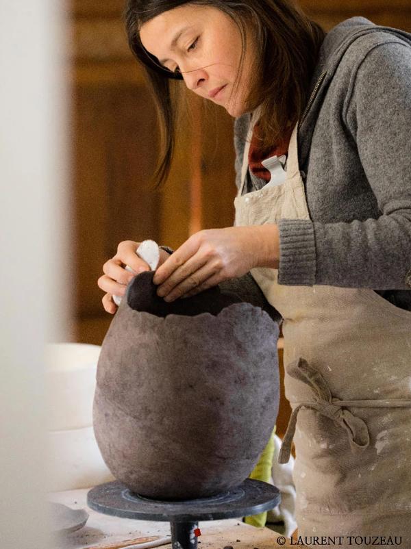 Anouka Connil modèle un vase en terre dans son atelier de céramique à Trentemoult crée des objets et de la vaisselle en terre et porcelaine pour sublimer le quotidien. Un travail fin et artistique signé anouka-ceramique.   