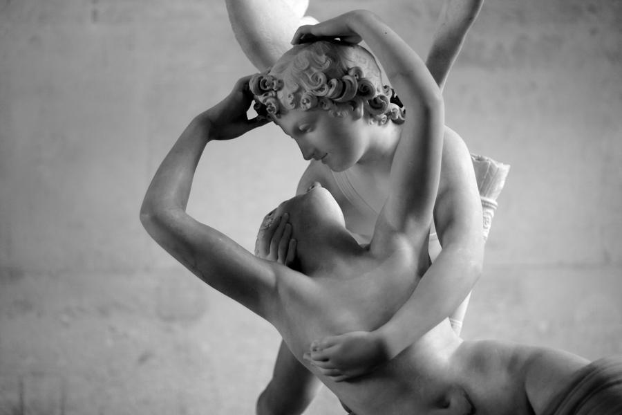 Sculpture d'Antonio Canova. Psyche ranimée par le baiser de l'amour. Des sculptures toujours inspirantes au Louvre Paris.