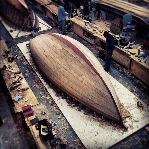 coque de bateau en bois retournée.chantier-navale-bateau-bois-jerome-barrier-inspirations