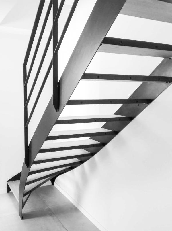 L'escalier métal à Vertou a réalisé cet escalier quart tournant très élégant en acier et bois. Gildas Thomas, fabrique des escaliers mais aussi du mobilier et des verrières. Des fabrications haut de gamme avec des matières premières nobles de premier choix et locales. Qualité du design garantissant sécurité, confort et pérennité.