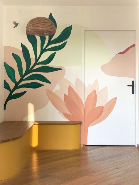 La salle d'attente respire les îles. Une fresque au mur, des illustrations encadrées de Tahiti et un banc sur mesure jaune et lumineux.