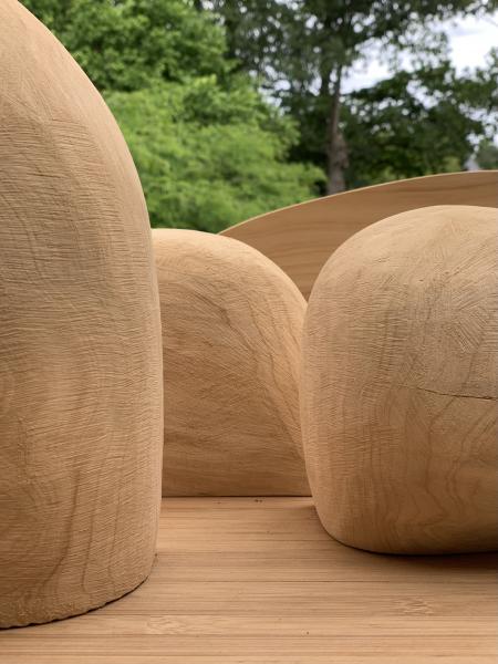 Les étagères sculptées en cyprès massif par Jérôme Barrier sont posées debout comme des sculptures. Comme des menhirs. 