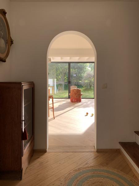 Une arche a été crée pour apporter de la douceur pour rentrée dans le salon. Le parquet en chêne massif posé en diagonale agrandi l'espace. Sur mesure Jérôme Barrier.