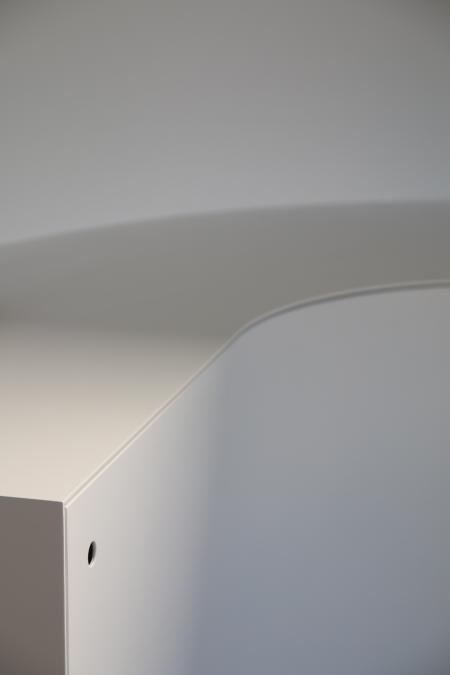 Détail sur l'element fermé par une porte courbe en acier sur mesure dessiné par Jerome Barrier. 