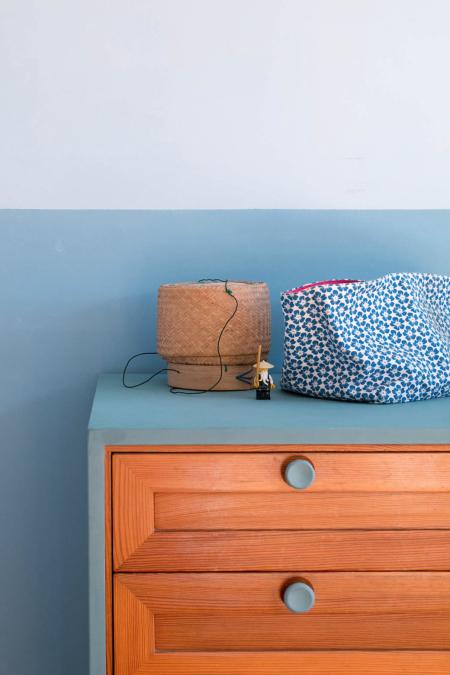 Commande d'occasion relookée. Peinte en bleu comme la cimaise au mur. Jérôme Barrier. Meuble sur mesure. Vertou Nantes Loire atlantique
