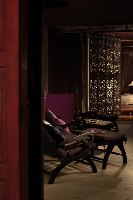 Jerome Barrier a été en Thailande pour chiner des objets, des peintures, des meubles et des elements d'architecture traditionnelles pour les mixer avec des éléments contemporain. Saud Sai Spa Paris.