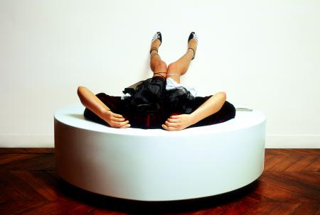 Assise confortable en bois et mousse comme un œuf. L'assise est entièrement sonorisée pour écouter et sentir les musiques de son choix. Jérôme Barrier éditions.