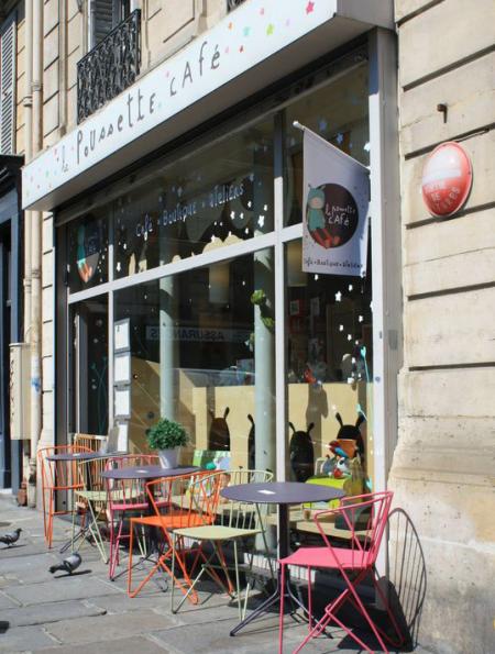Le poussette café à Paris. Réalisation de la vitrine, mise en scène des niches intérieures, de la cuisine. Creation de rangements.