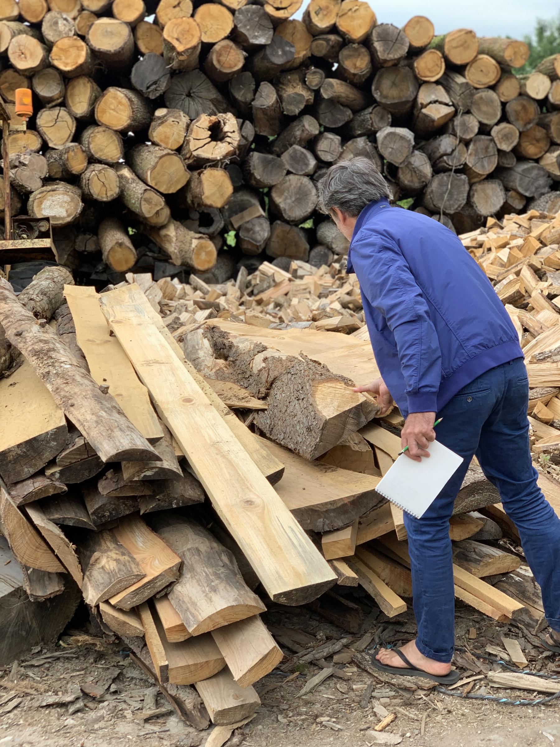 Jérôme Barrier est chez Josse, la scierie de Vertou en Loire Atlantique pour sélectionner le bois qui servira à la réalisation des étagères sur mesure.