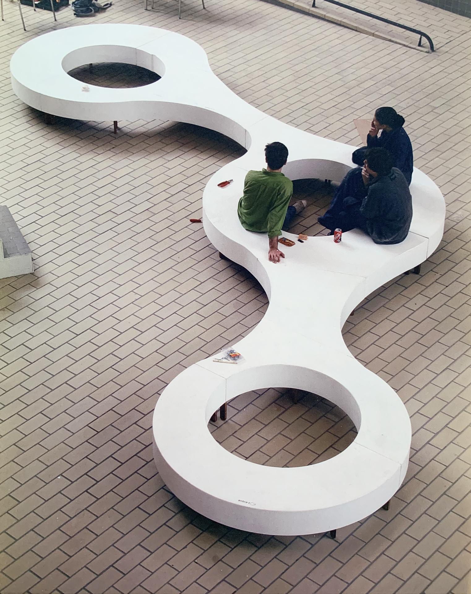 Assise XXL qui offre de multiples usages et configurations. En bois ou en métal. Jérôme Barrier éditions.