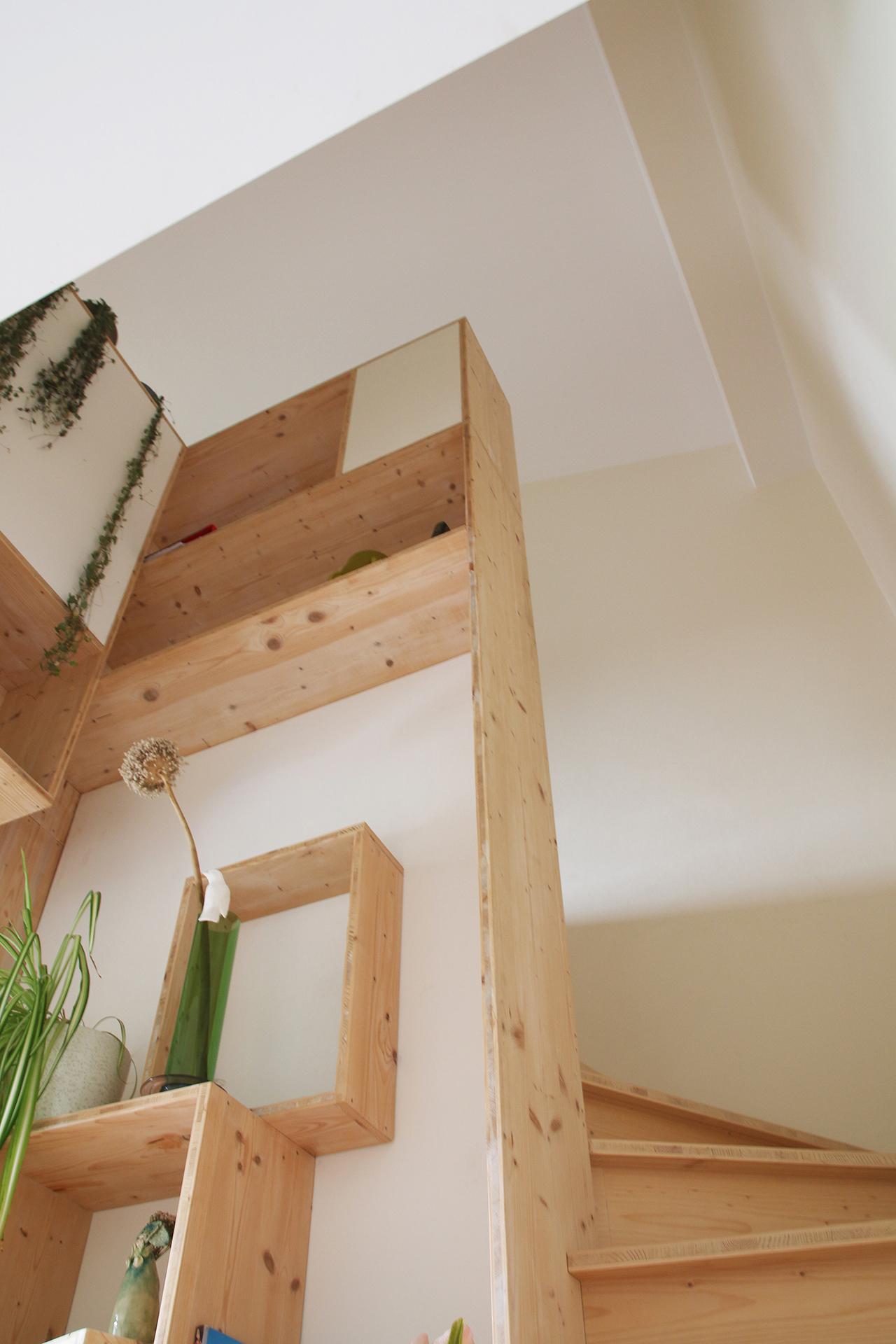 Vue impressionnante de l'escalier bibliothèque depuis le canapé. Comme une tour de rangement accessible par l'escalier