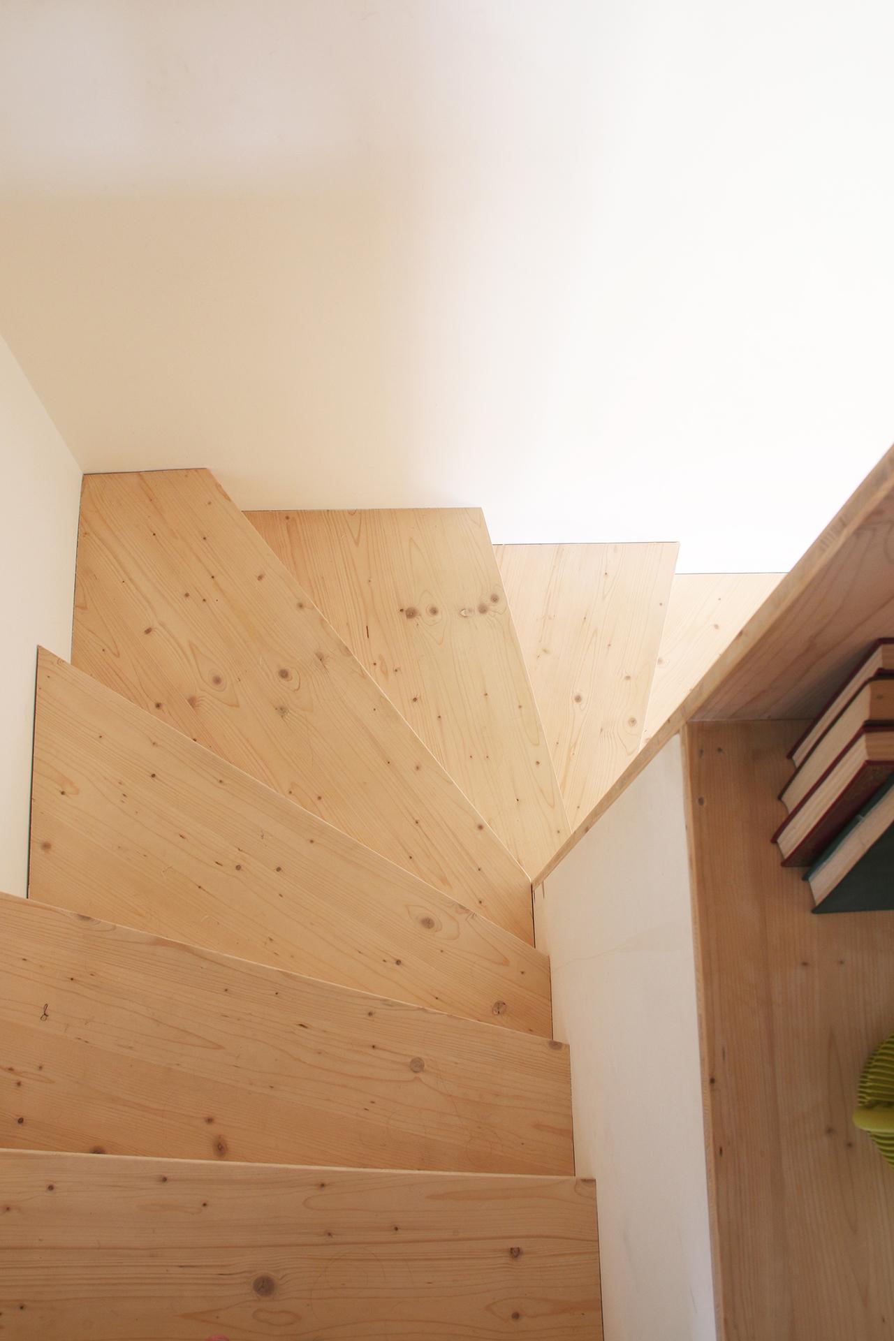 Vu de l'escalier en descente autour de la bibliothèque de la maison à ossature bois à Haute Goulaine en Loire Atlantique