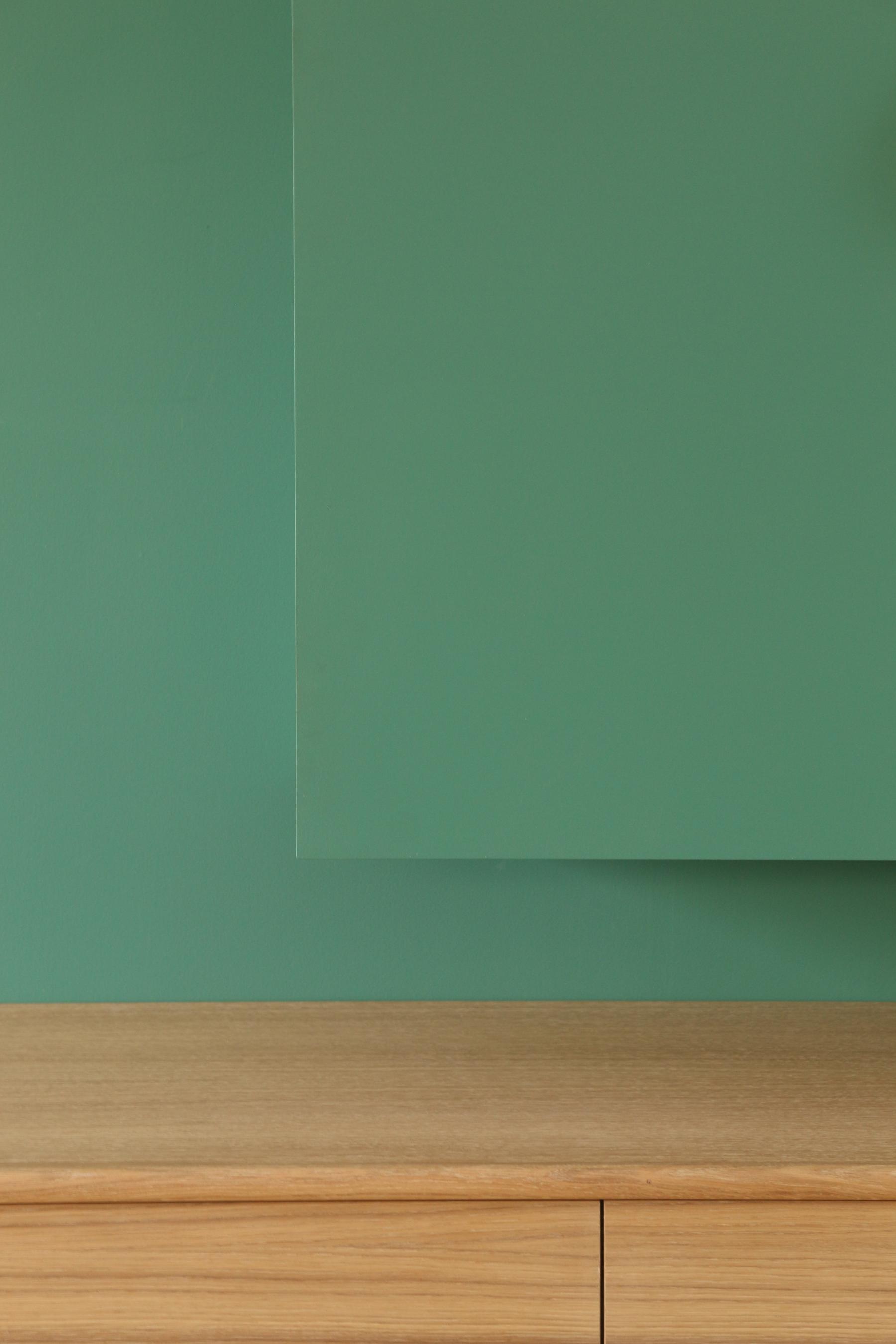 La penderie est peinte de la même couleur que le mur pour l'aménagement de cette entrée à la Bernerie-en-Retz à côté de Pornic. Le design se fait discret. Création originale de Jérôme Barrier. Réalisation : atelier chuuut à Vertou. 
