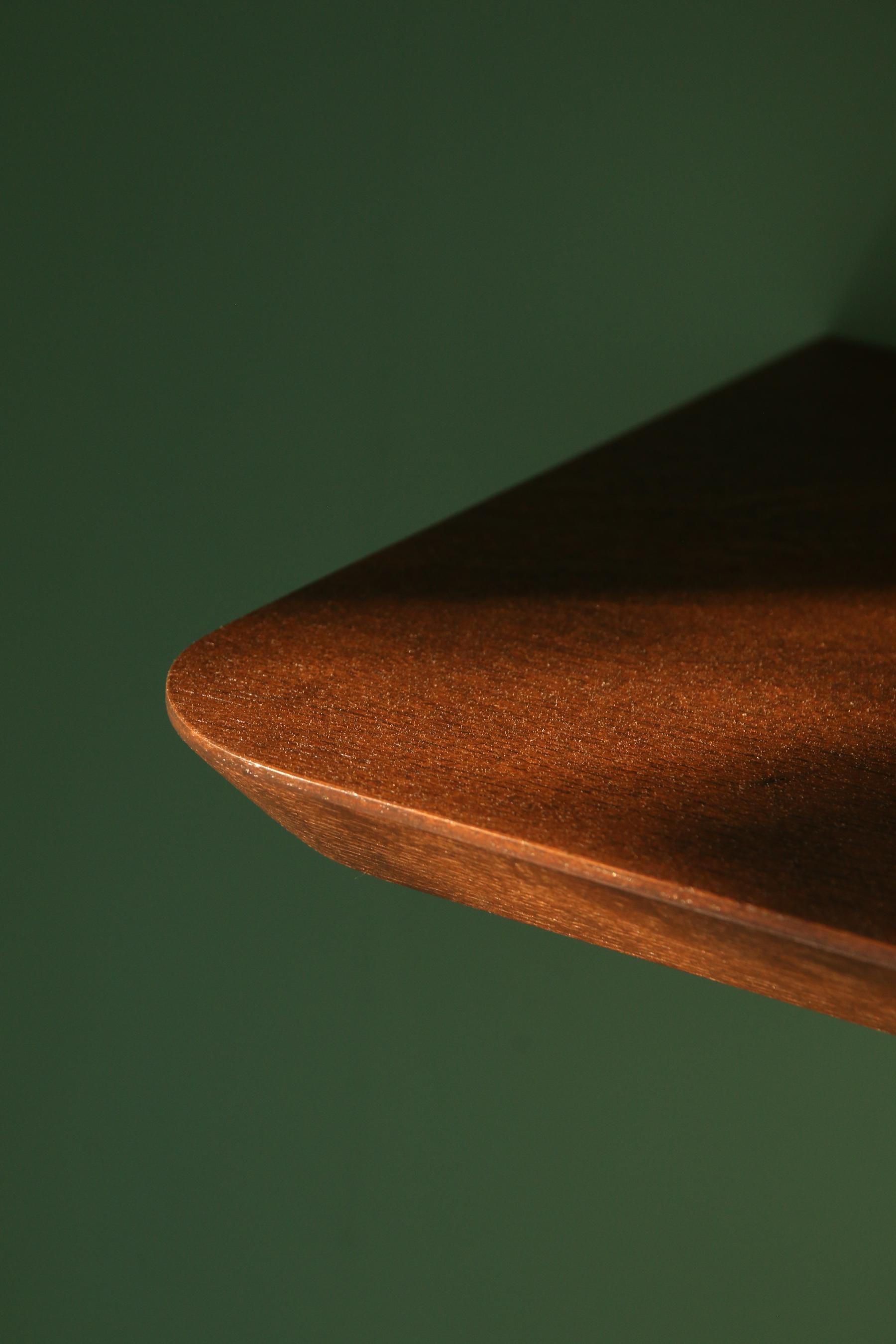 Le détail de l'angle en arrondi et du champ de cette étagère pour les plantes rappelle les courbes du hublot et de la penderie en forme d'arche. Jérôme Barrier entretient un dialogue avec les trois éléments que compose cette entrée à la Bernerie-en-Retz, à côté de Pornic.