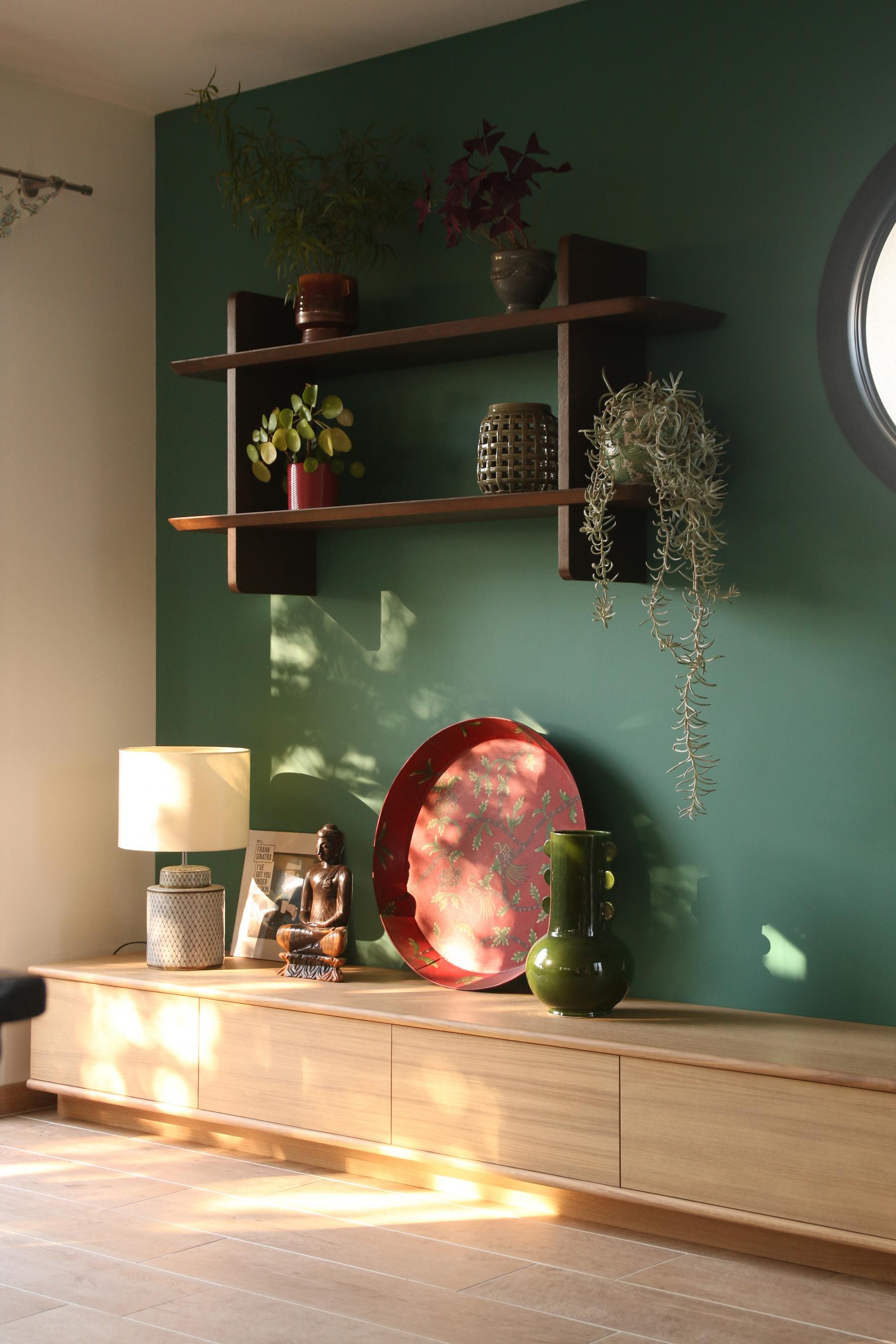 La lumière du soir donne à ces 3 éléments qui composent l'entrée de cette villa à la Bernerie-en-Retz un sentiment de bien-être. Ils ont été conçus pour recevoir les objets et plantes qui décorent la maison des clients. 