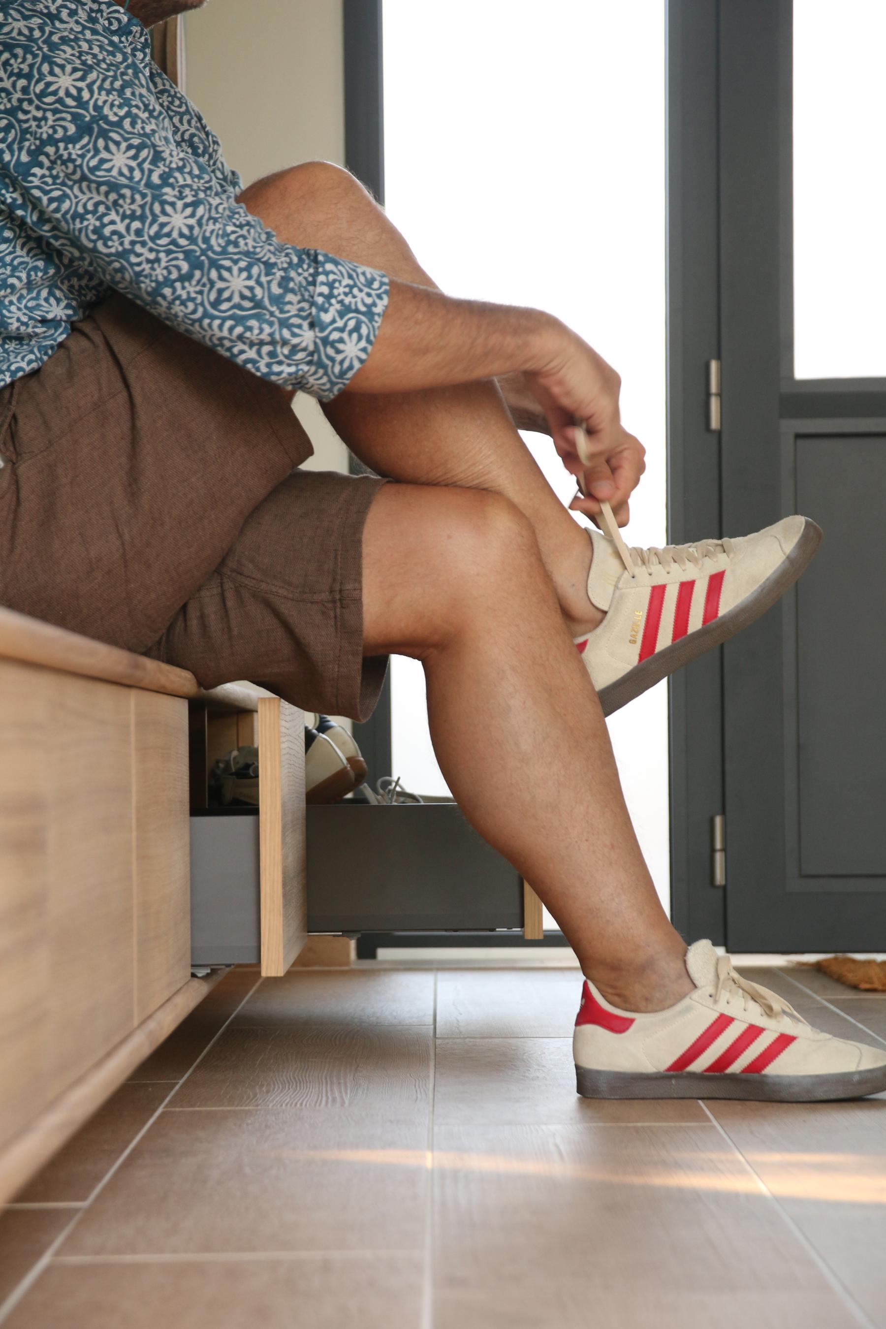 Le banc en latté chêne huilé file d'un mur à l'autre et offre 6 tiroirs pour ranger ses chaussures. Les clients voulaient une création originale et très fonctionnelle. C'est réussi par le design élégant de Jérôme Barrier designer à Vertou en Loire-Atlantique. 