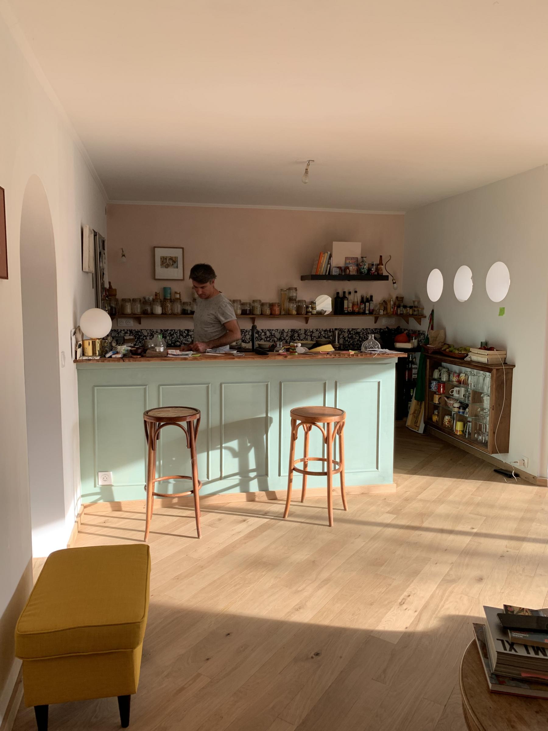 La cuisine est ouverte sur le salon. C'est une grande pièce à vivre dans laquelle tous les membres de la famille se sentent bien. Les 3 ouvertures en hublot font penser à une péniche. Un ilot central offre de grands moments de convivialité. Design Jérôme Barrier. Meuble sur mesure à Vertou.