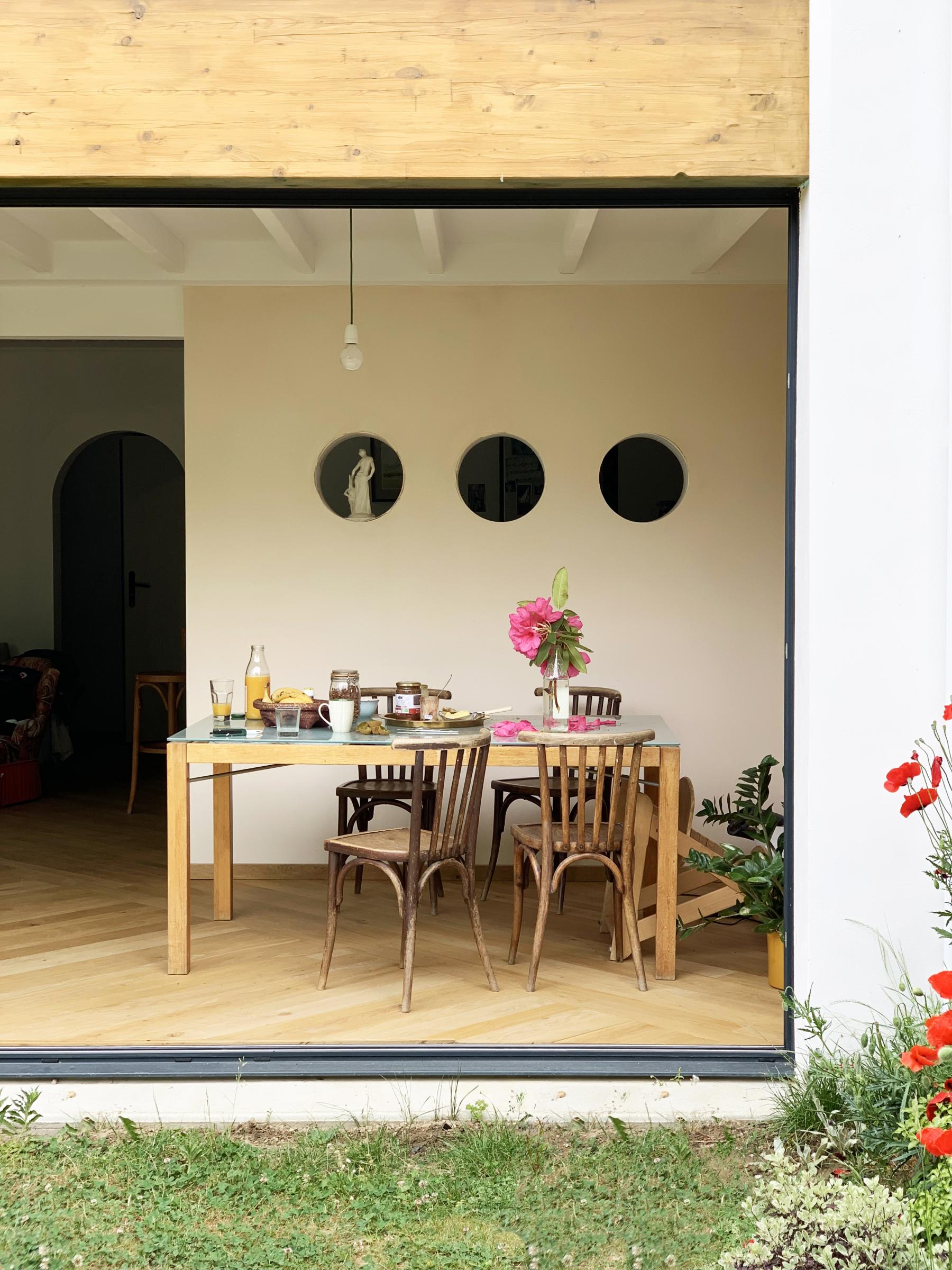 L'extension de la maison à Vertou vue depuis le jardin. Intérieur et extérieur se confond. 