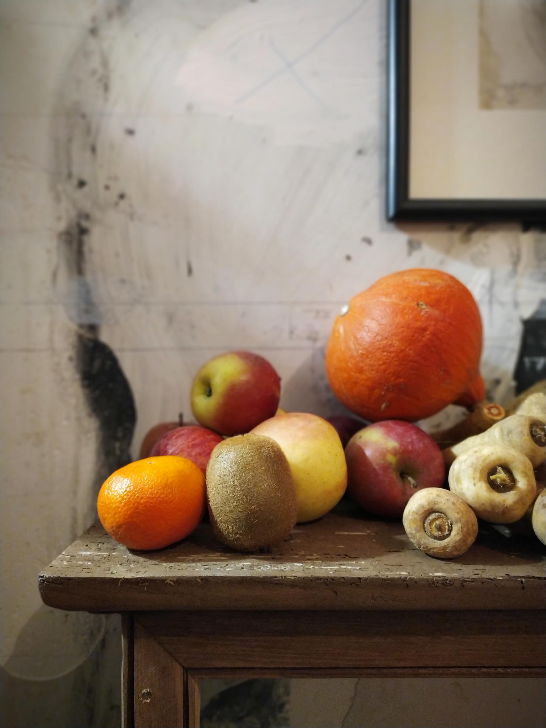 Photo des fruits et des légumes posés sur cet ancien vaisselier dans la rénovation de cette cuisine à Vertou.