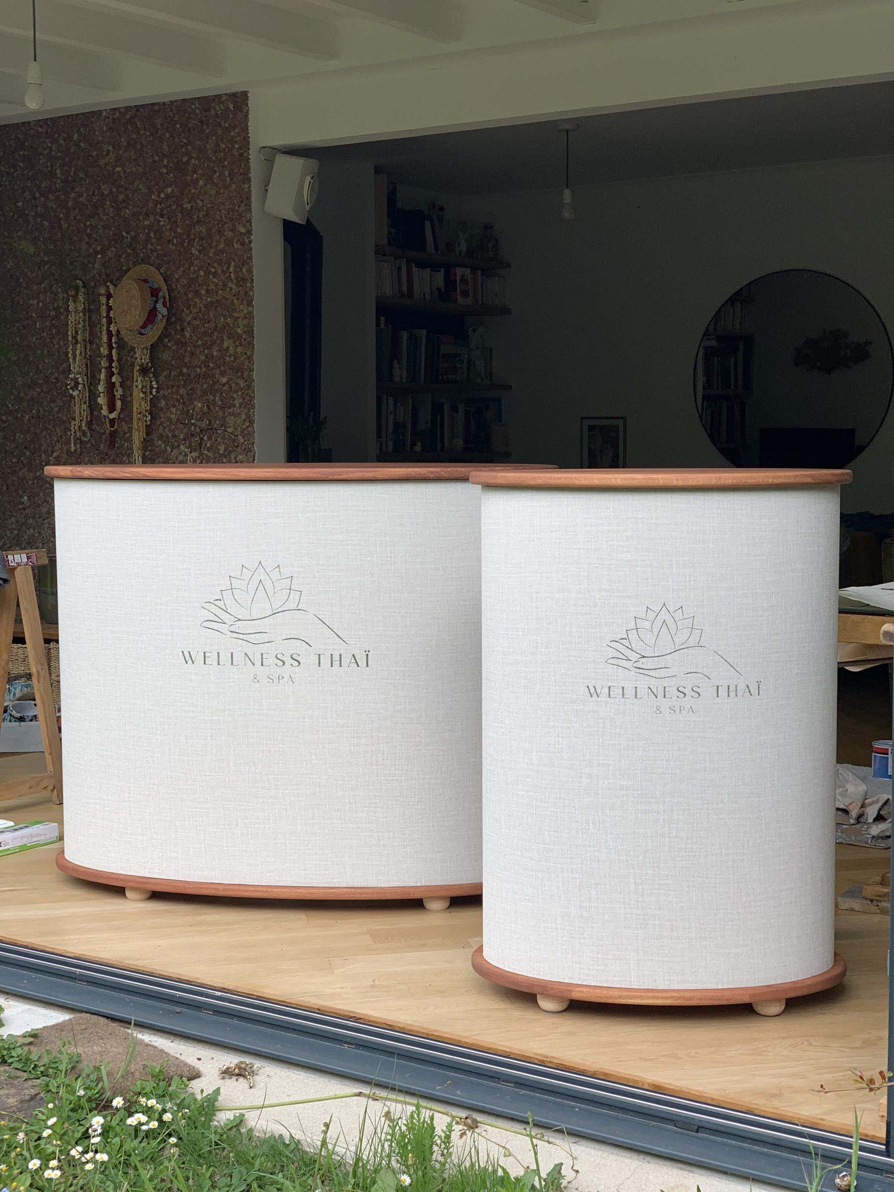 Les 2 banques d'accueil du Wellness Thaï & Spa côte à côte dans l'atelier et studio de Jérôme Barrier à Vertou en Loire-Atlantique pour les finitions. 
