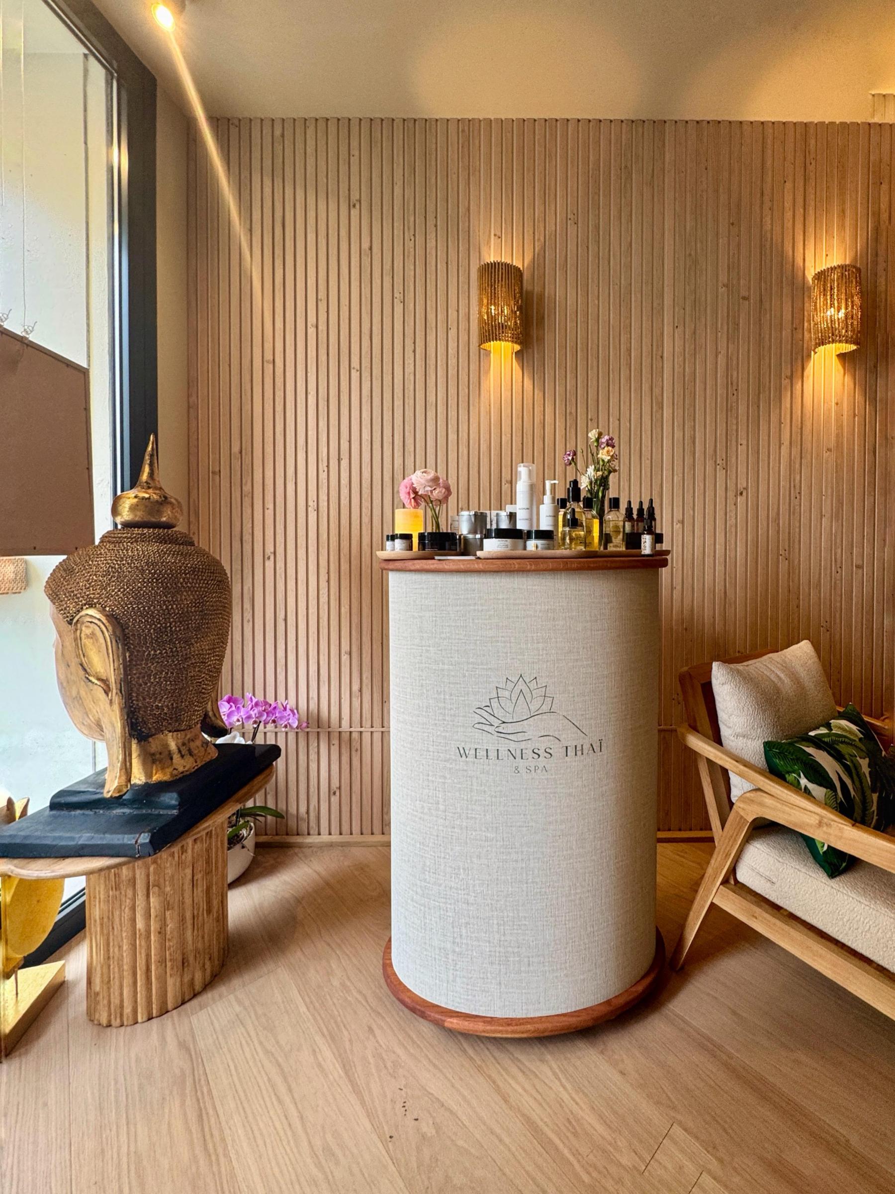 La petite banque d'accueil du Wellness Thaï & Spa est placée en vitrine pour présenter les produits de beauté. Mobilier sur mesure en Loire Atlantique.