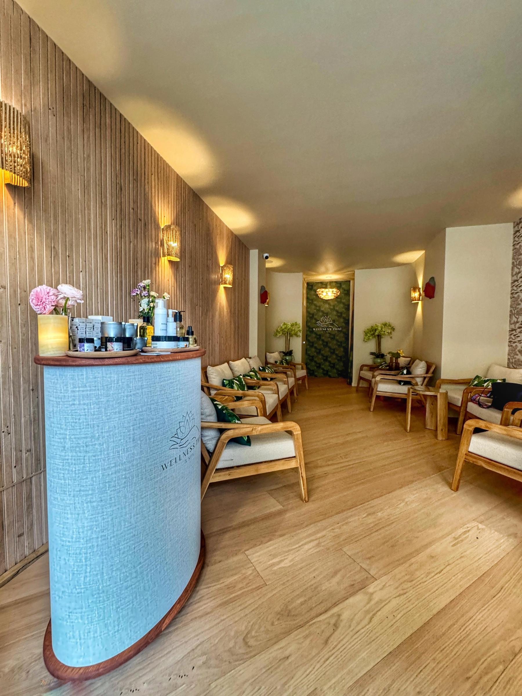 Vu de la petite banque d'accueil devant la salle d'attente du Wellness Thaï & Spa. Réalisée en mdf cintrable, habillée avec du papier peint arte walls. Plateaux en chêne massif. Design by Jérôme Barrier à Vertou en Loire-Atlantique.