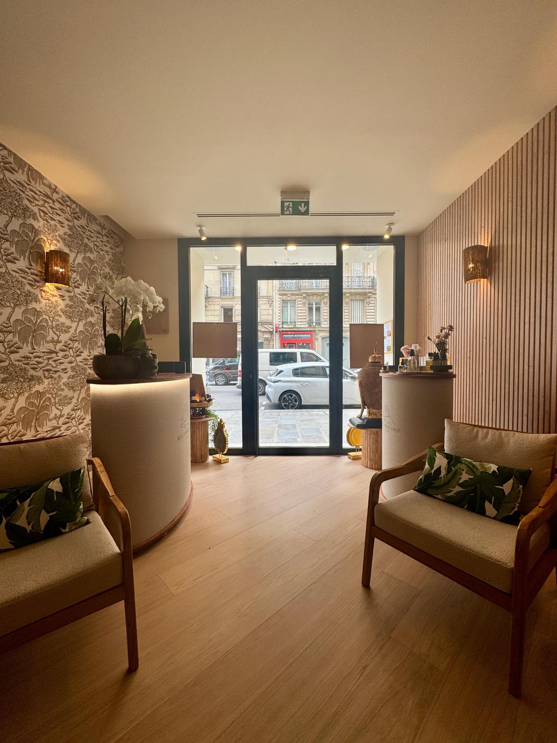 Vue depuis la salle d'attente des 2 banques d'accueil du Wellness Thaï & Spa. Mobilier sur mesure en Loire Atlantique.