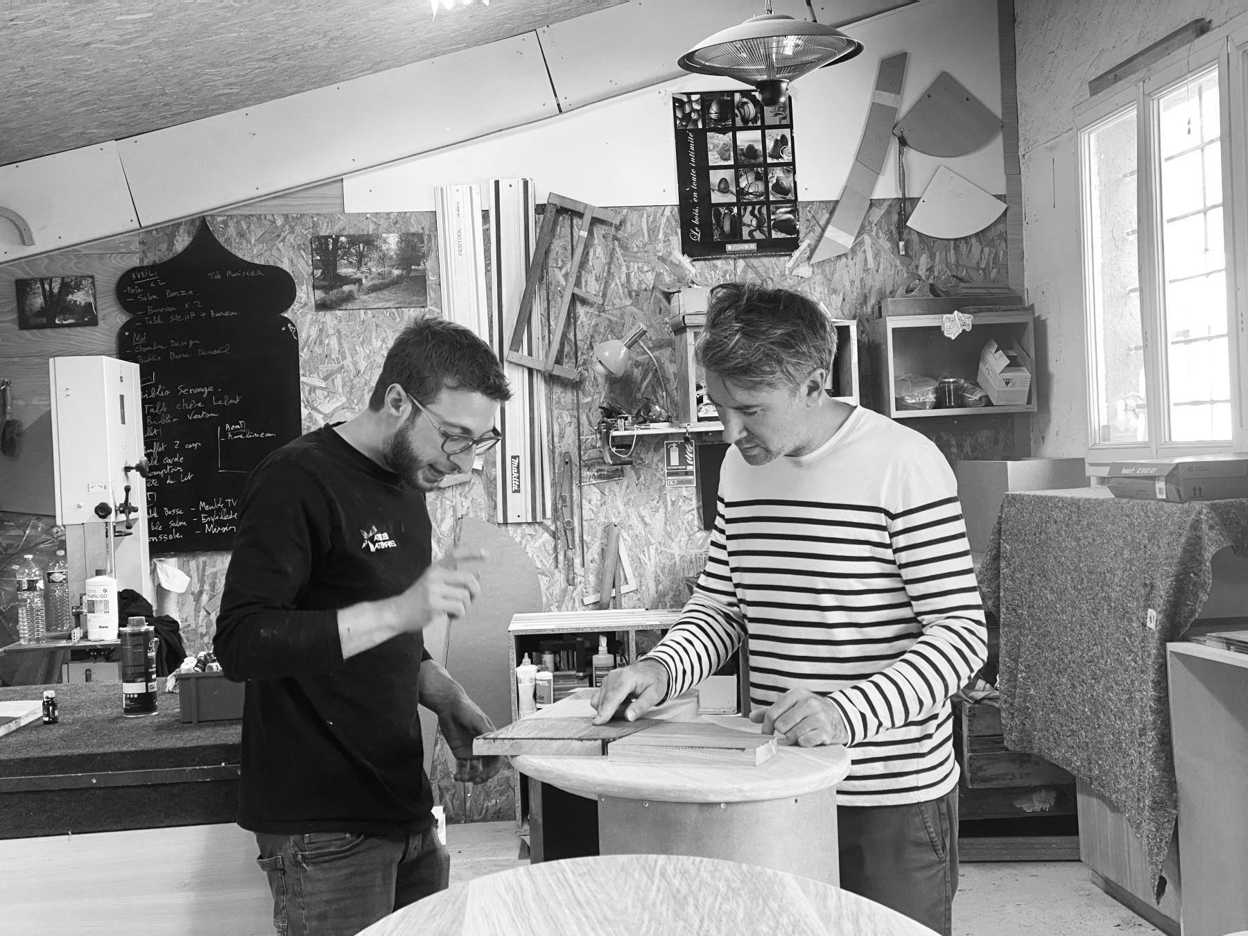 Mise au point des finitions dans l'atelier Atemporel en Loire-Atlantique avec Geoffroy et Jérôme Barrier, designer sur mesure en Loire Atlantique. 