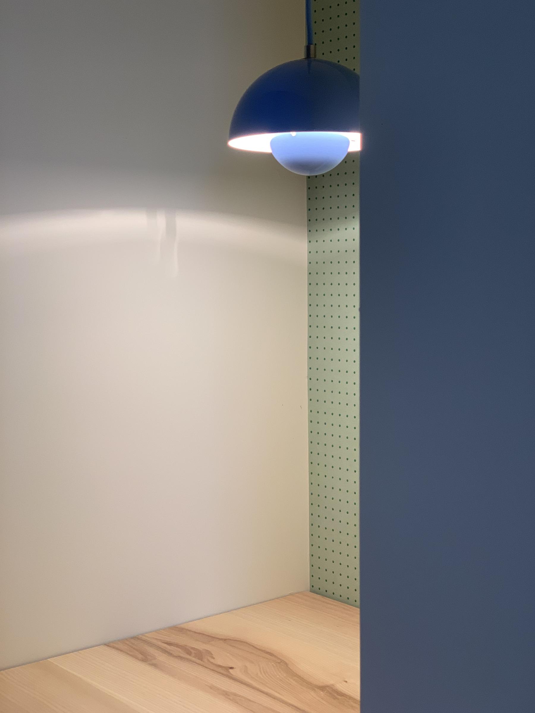 Détail de l'espace table de chevet dans cette pièce destinée à des usages multiples pour toute la famille. Réalisation Jérôme Barrier Vertou Loire-Atlantique. 