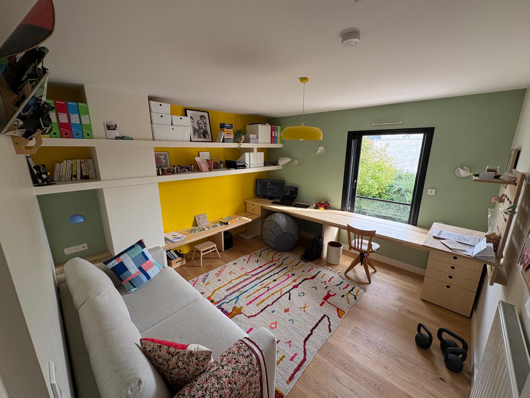 Aménagement d'une à pièce à usages multiples. Chambre d'amis, bureau, activités diverses pour toute la famille. Création Jérôme Barrier. Créations sur mesure à Vertou Nantes Loire-Atlantique. Réalisation artisans locaux. 
