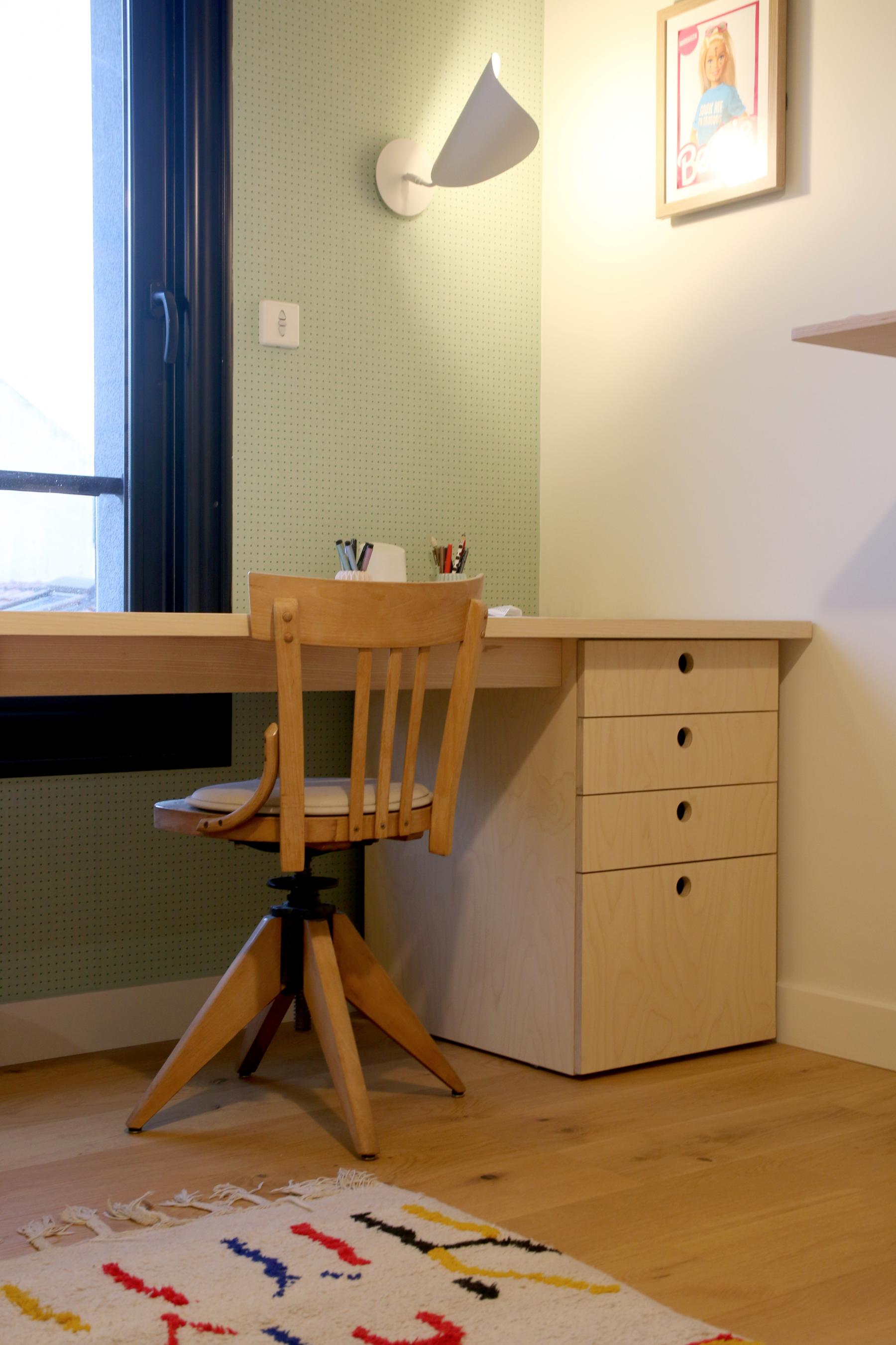 Détails sur un caisson réalisé par l'atelier ma-ma à Vertou sur mesure en multiplis de bouleau. Créations sur mesure à Vertou Nantes Loire-Atlantique. Réalisation artisans locaux. 