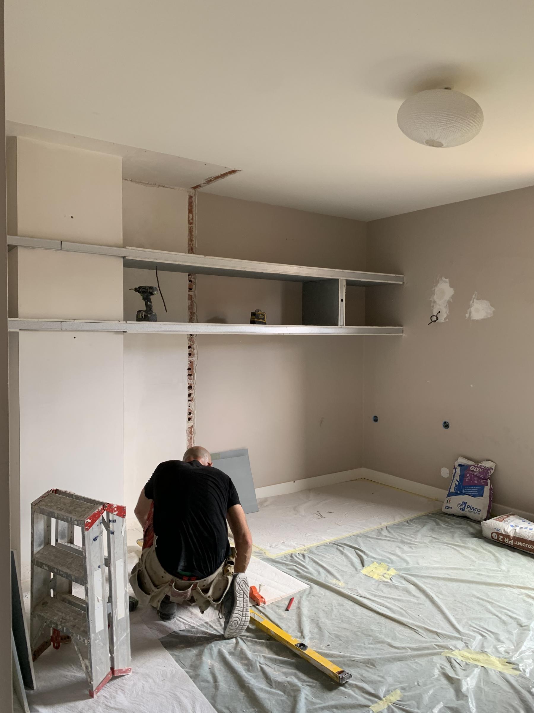 Loïc de Home moderne réalise les étagères en placoplatre de cette pièce destinée à des usages multiples pour toute la famille. Réalisation Jérôme Barrier Vertou Loire-Atlantique. 