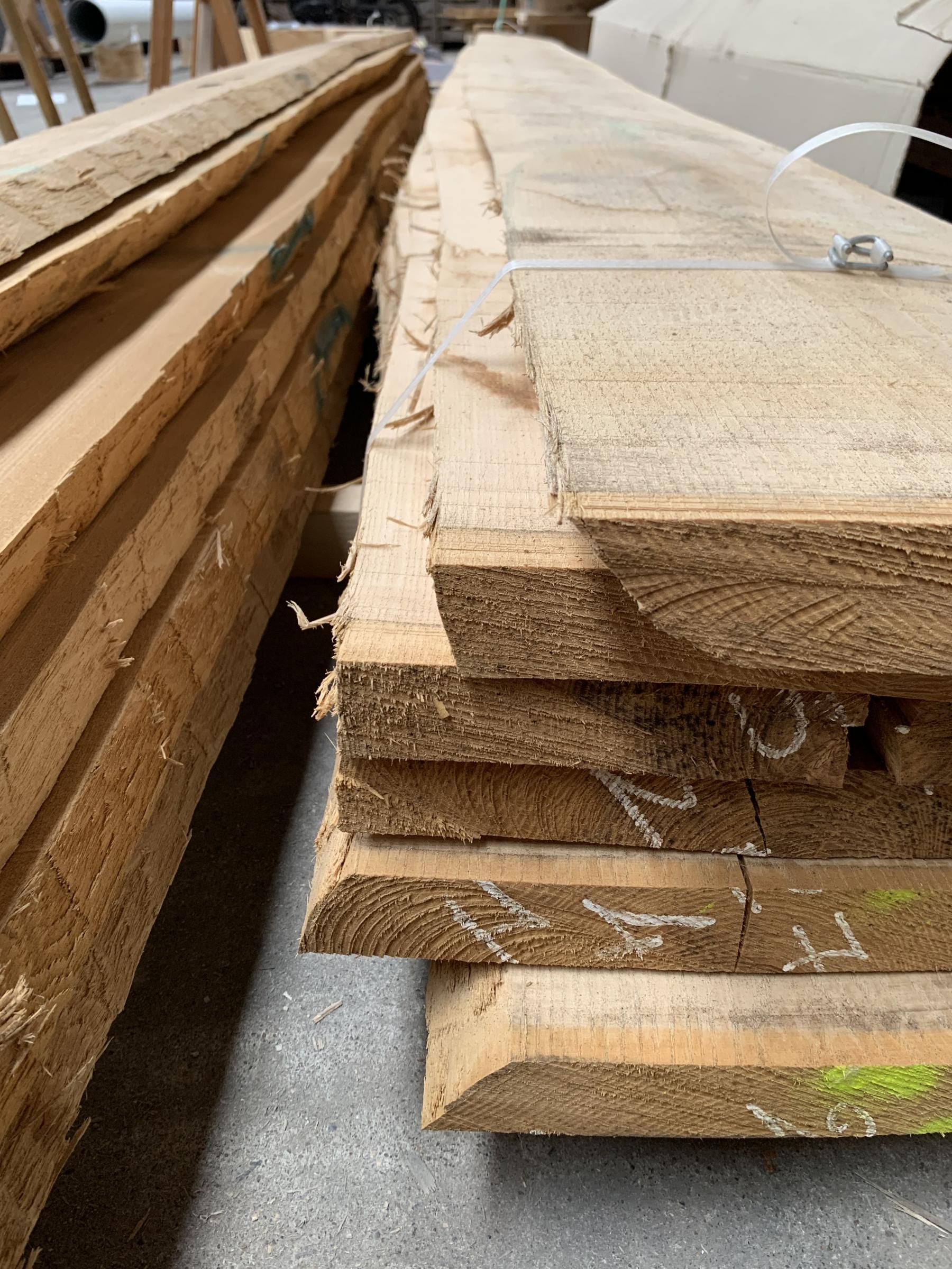 Planches en bois massif. En frêne dans l'atelier ma-ma à Vertou avant d'être transformé en bureau. Réalisation Jérôme Barrier Vertou Loire-Atlantique. 