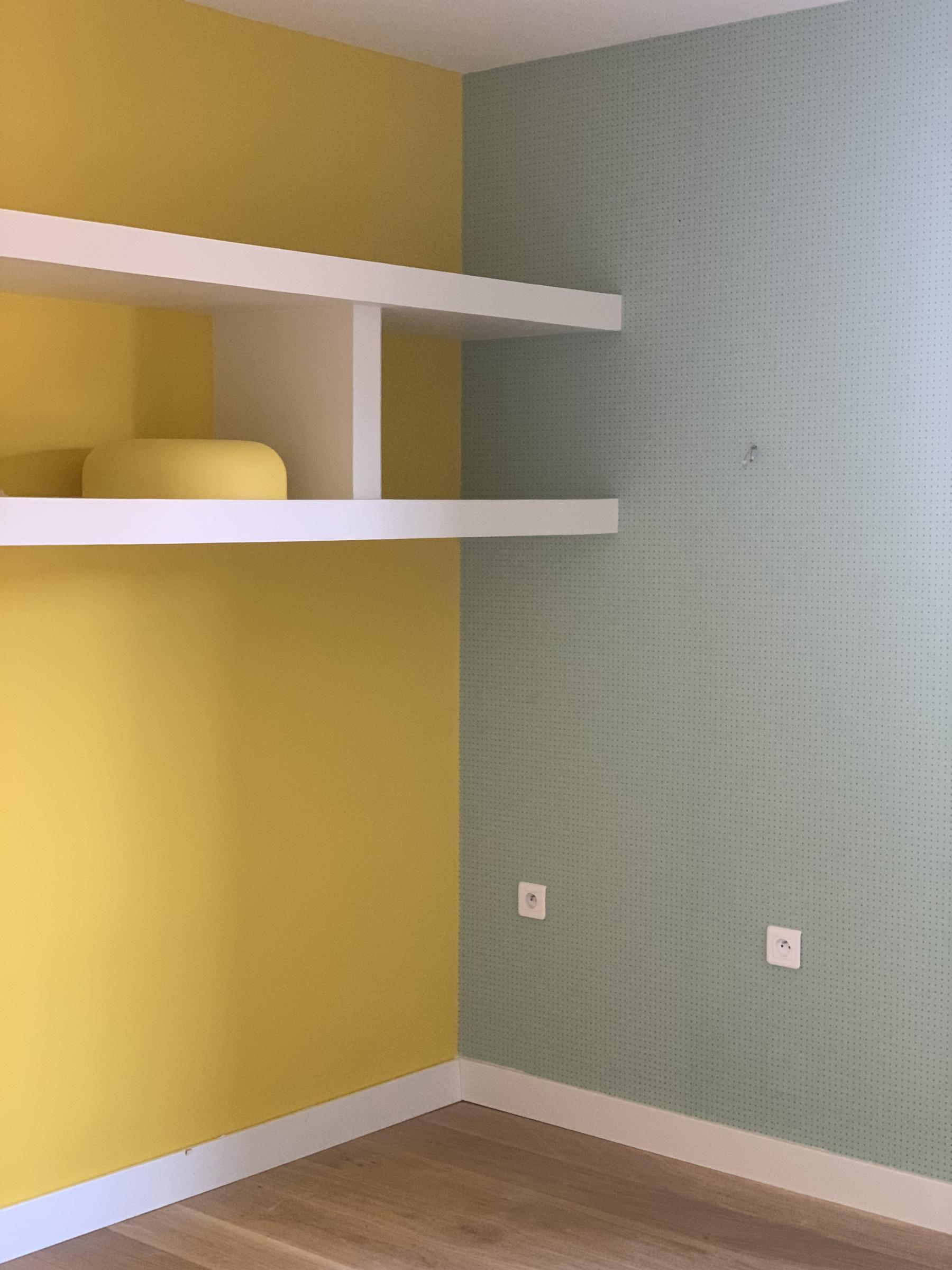 Détail sur le papier Dots Le Corbusier collection Arte chez ArteVenzzia Vertou et la peinture jaune très lumineuse dans cette pièce destinée à des usages multiples pour toute la famille. Réalisation Jérôme Barrier Vertou Loire-Atlantique. 