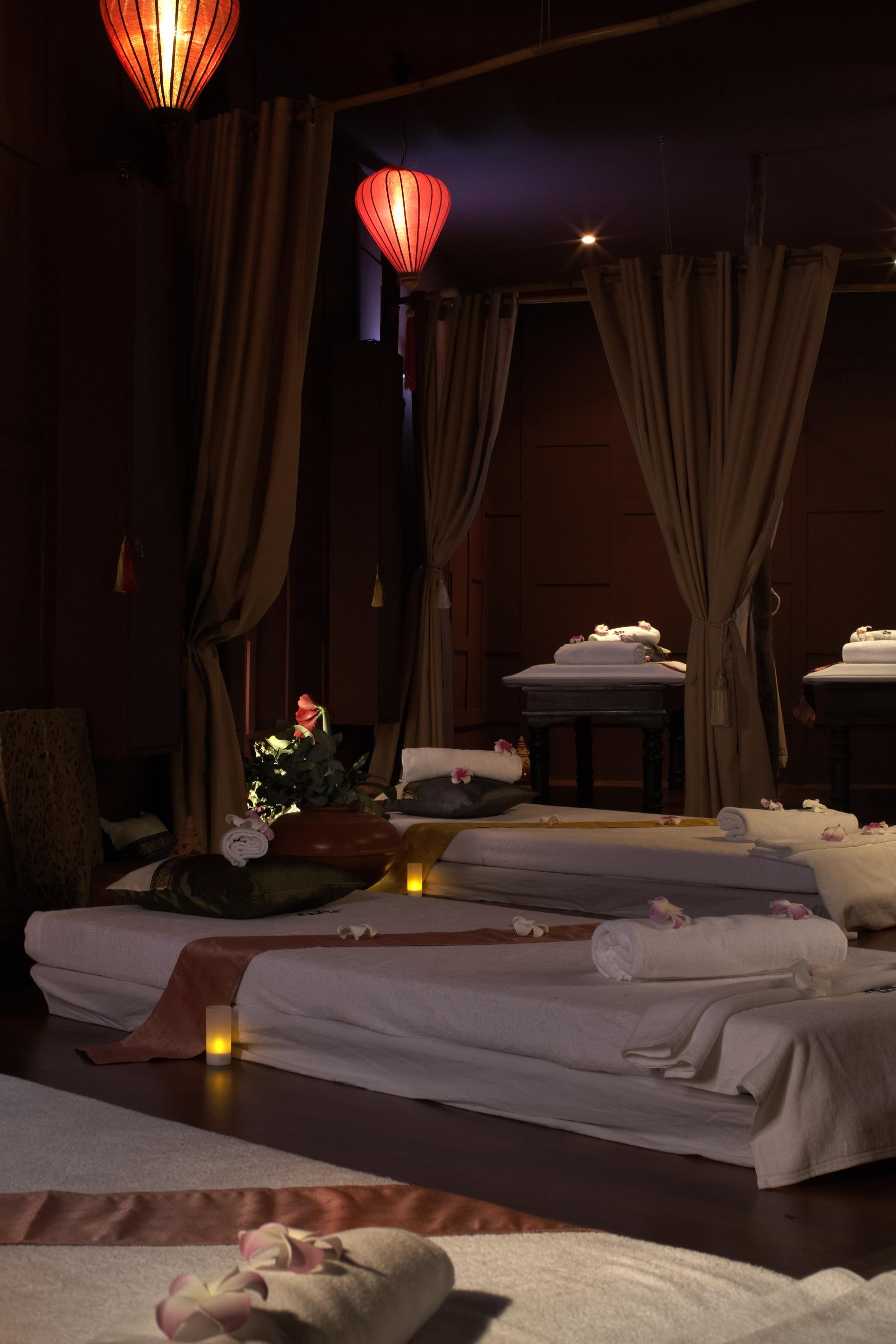 Des matelas de massage sont posés au sol. Chaque cabine est séparée par des rideaux. Des lanternes de tissus donnent à l'ensemble une atmosphère de détente. Saud Sai Spa Paris Jérôme Barrier