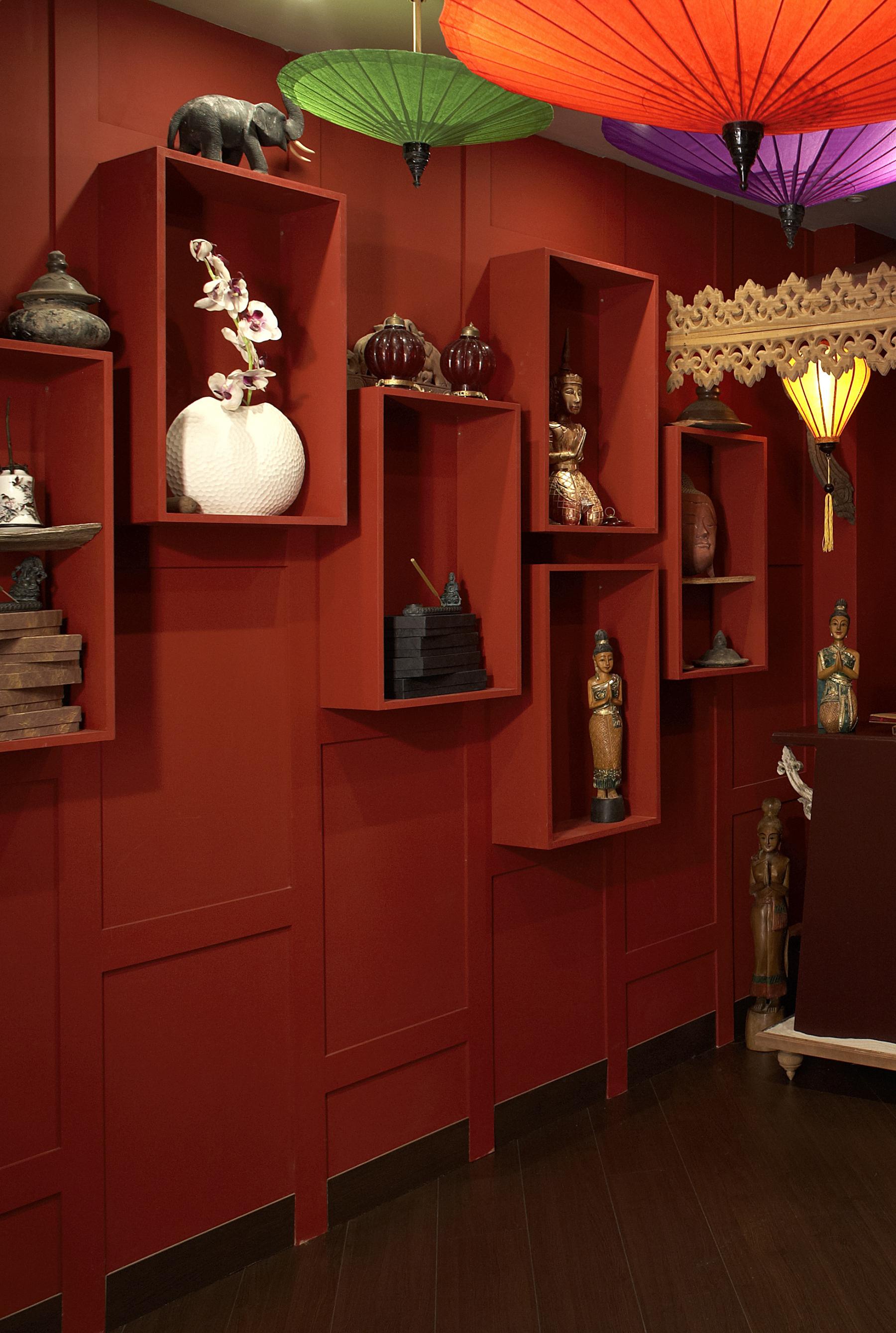 Salle d'attente du Saud Sai Spa. Paris. Le rouge est dominant. Des ombrelles ont été retournées et suspendues au plafond comme suspensions.
