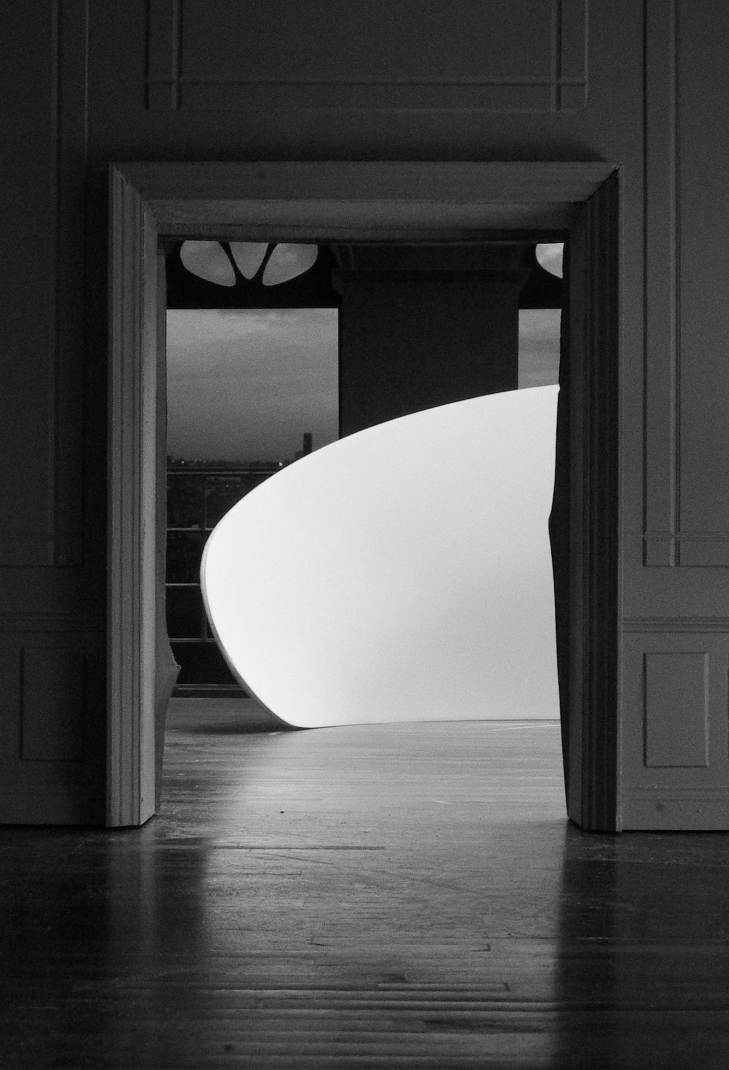 Un élément tout en courbe dans un espace intérieur pour séparer l'espace ou jouer avec la lumière. Hommage à la maison de Malaparte a Capri, rendue célèbre par le film le mépris de Godard avec Brigitte Bardot et Michel Piccoli. Jérôme Barrier éditions.