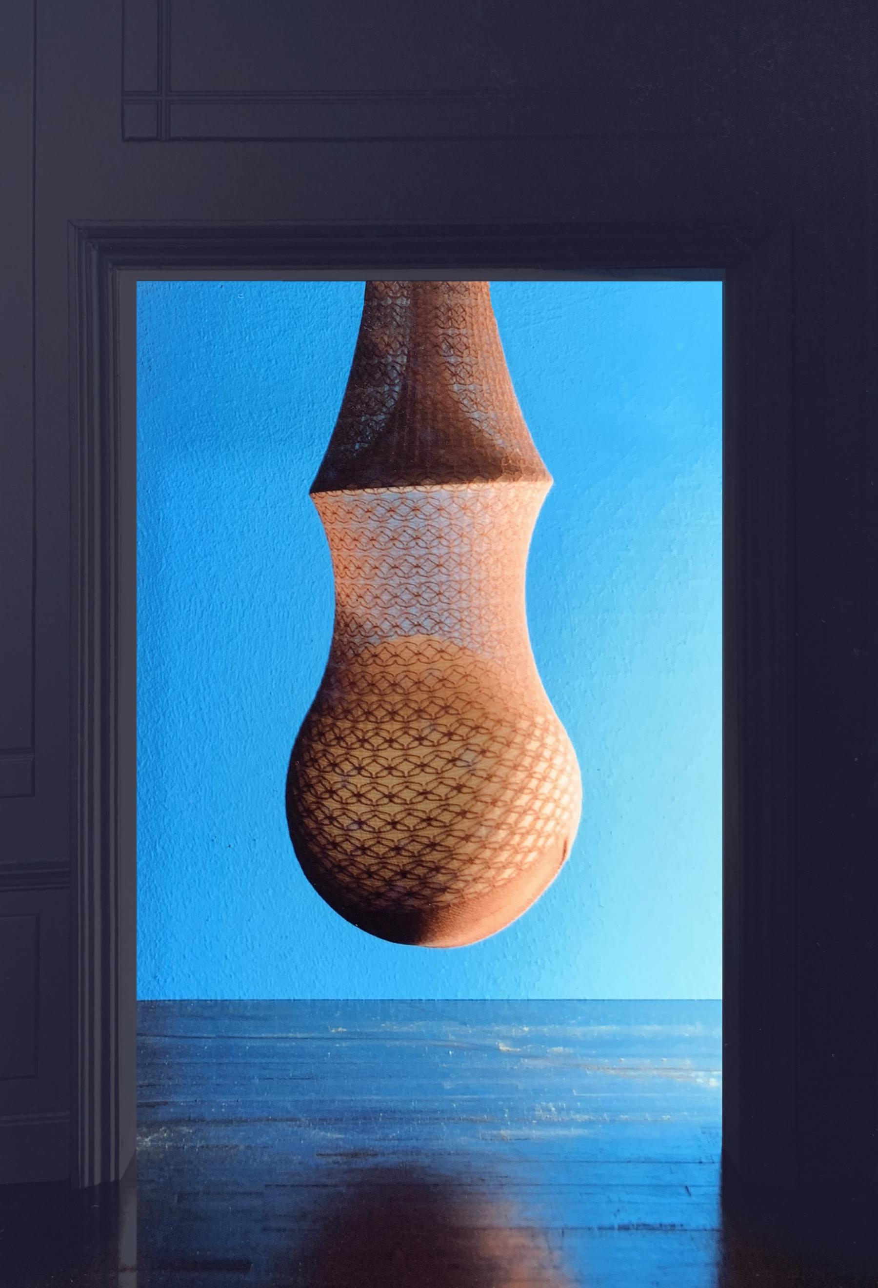Sculpture en suspension. Une boule est suspendue dans un collant en lycra dessinant un profil féminin.Jérôme Barrier éditions.